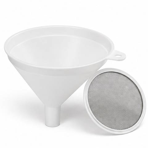 Imagen ilustrativa generada con IA: Filtro colador para leche. Diseño recreado, no fotografía oficial.